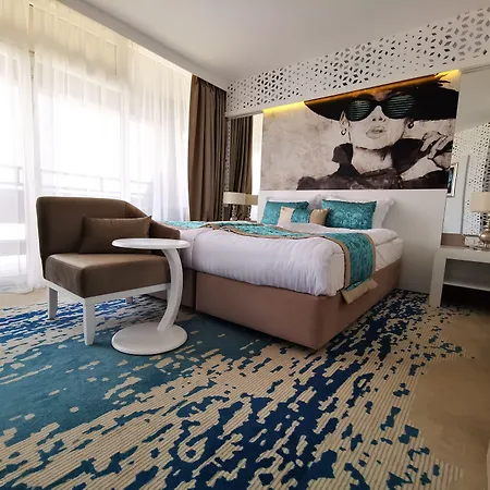 酒店 Europe & Casino 4*